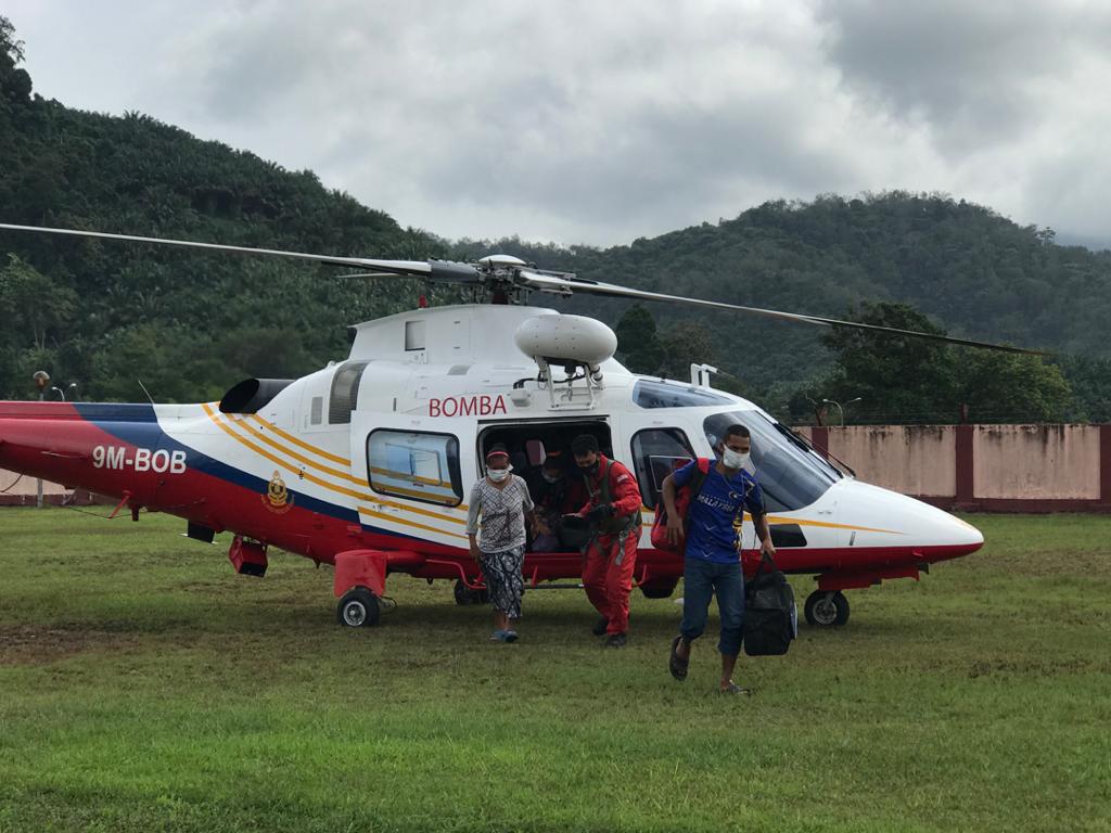 Tiga wanita Orang Asli sarat mengandung dibawa naik helikopter Tiga wanita Orang Asli sarat mengandung dibawa naik helikopter