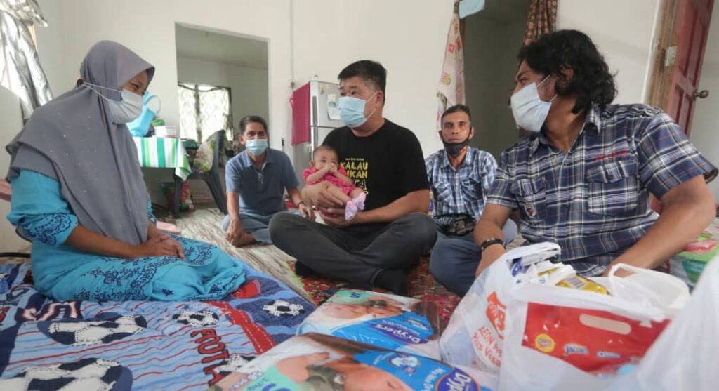 Empat hari guna lampin berbalut plastik Empat hari guna lampin berbalut plastik