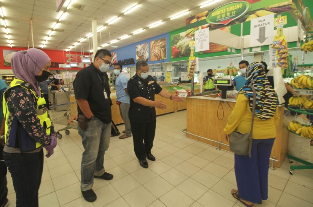 Polis tegur pasar raya agar tambah baik SOP Polis tegur pasar raya agar tambah baik SOP