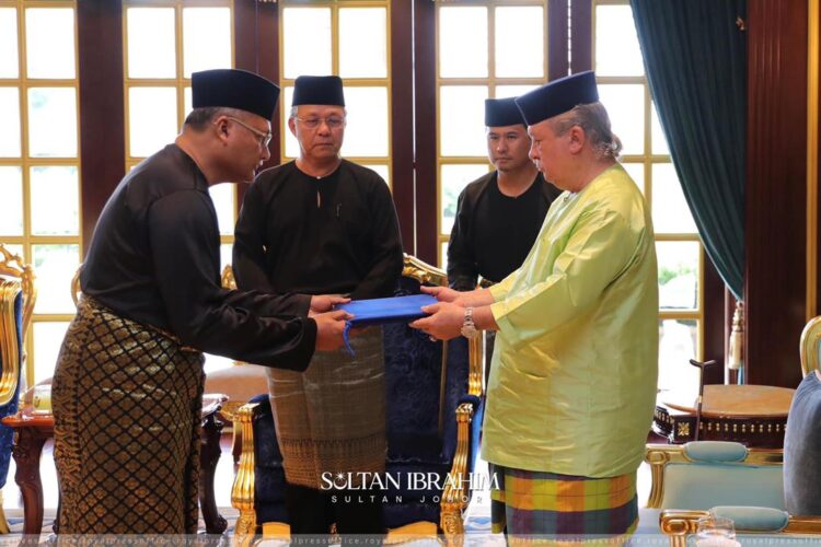 Salehuddin sebagai Pegawai Kewangan Negeri Johor yang Baharu  Kosmo