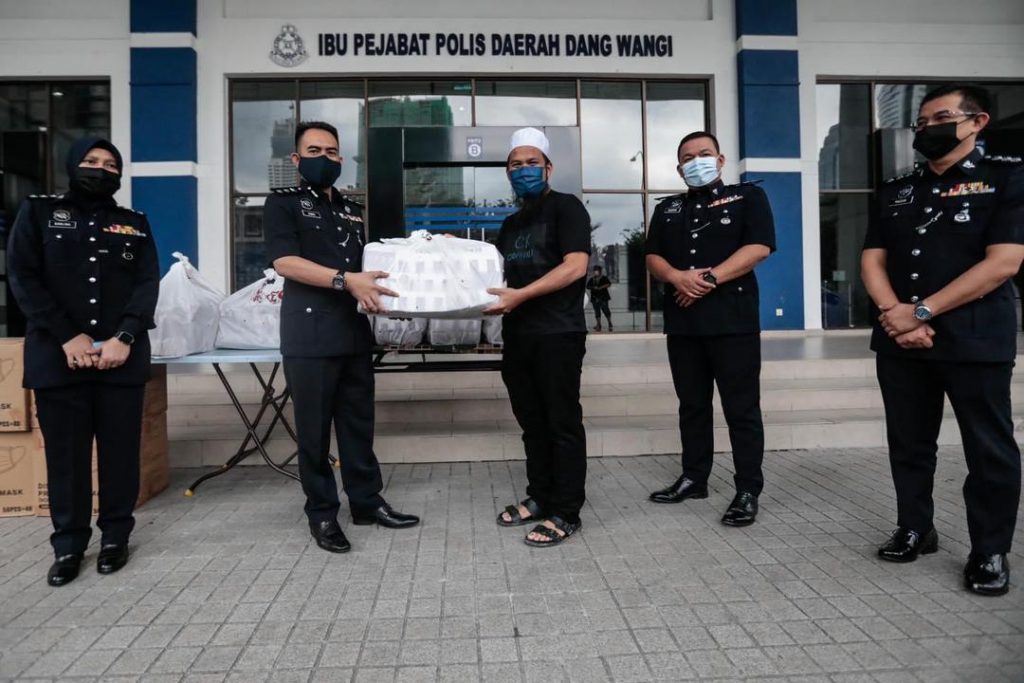 Ebit Lew sumbang KFC dan pelitup muka kepada ‘frontliner’ Ebit Lew sumbang KFC dan pelitup muka kepada ‘frontliner’
