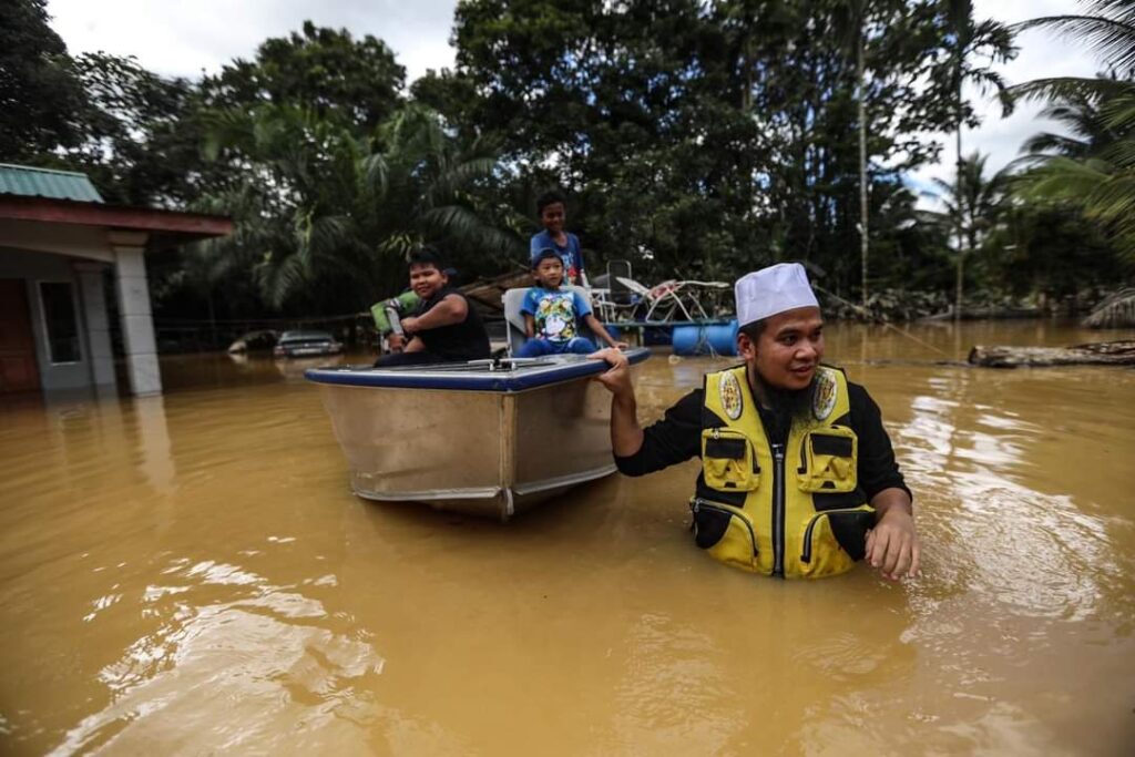 Cara Membantu Mangsa Banjir / Sukarelawan IOJ Jayakan Misi Bantu Mangsa
