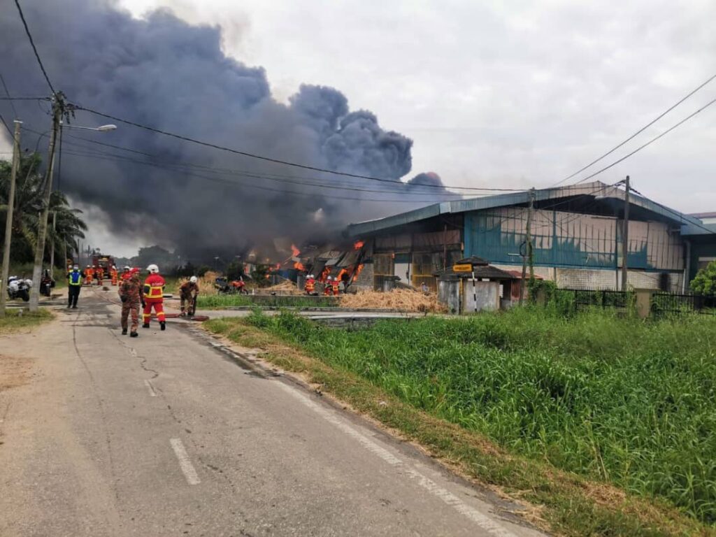 Tiga gudang, gelanggang futsal musnah dijilat api Tiga gudang, gelanggang futsal musnah dijilat api