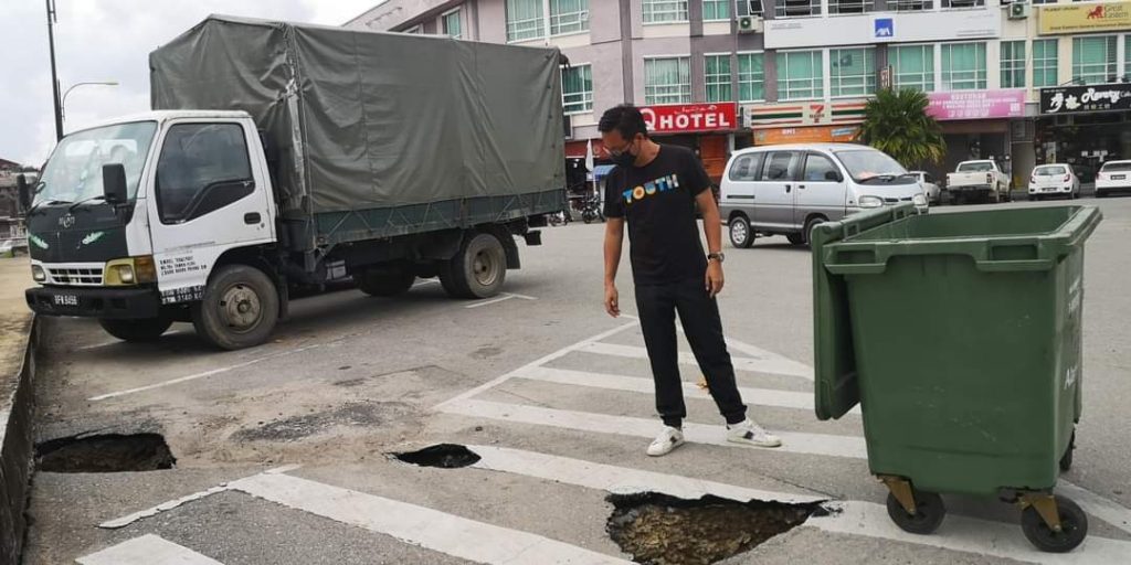 Lubang tiba-tiba di bandar Mentakab Lubang tiba-tiba di bandar Mentakab