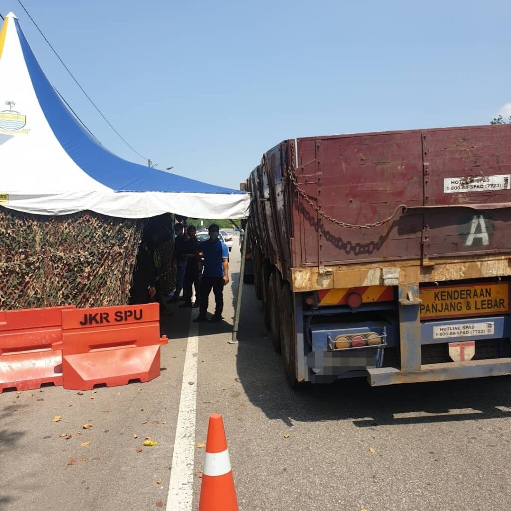 Pemandu treler tiada lesen langgar khemah SJR Pemandu treler tiada lesen langgar khemah SJR