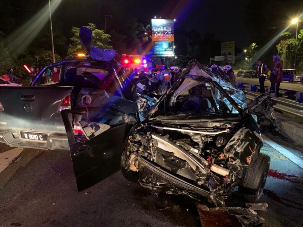 Dua beradik antara tiga terbunuh kereta bertembung Dua beradik antara tiga terbunuh kereta bertembung