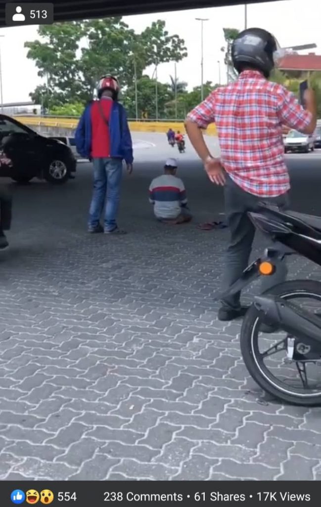 Aksi lelaki ‘solat’ bawah jejambat tarik perhatian pengguna jalan raya Aksi lelaki ‘solat’ bawah jejambat tarik perhatian pengguna jalan raya