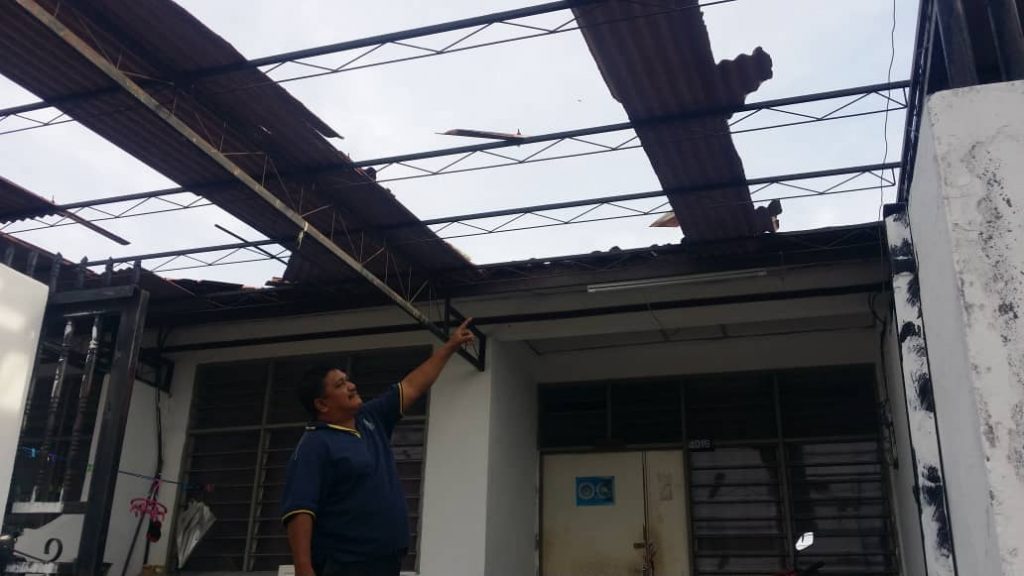 Terkejut bumbung rumah diterbangkan pusaran angin Terkejut bumbung rumah diterbangkan pusaran angin