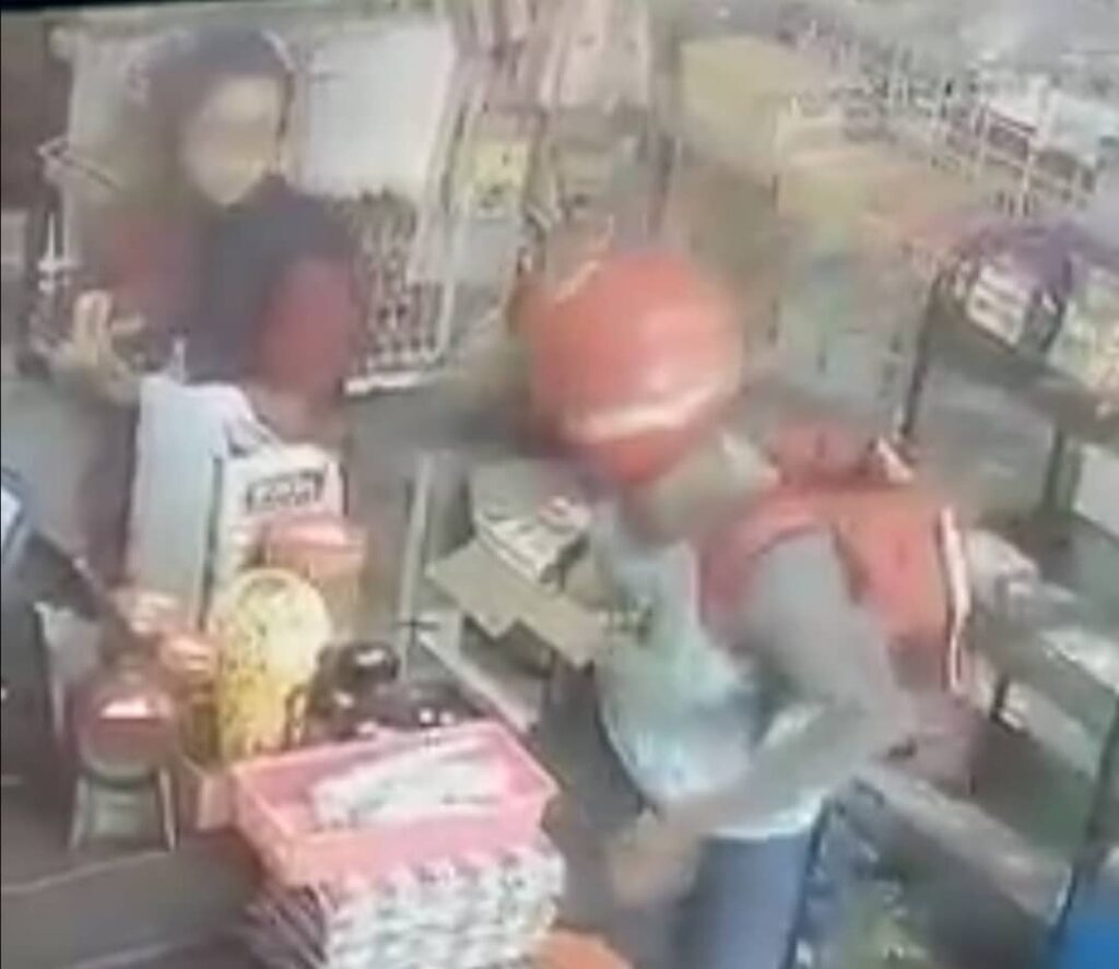 Suri rumah disamun, rantai tangan emas direntap Suri rumah disamun, rantai tangan emas direntap