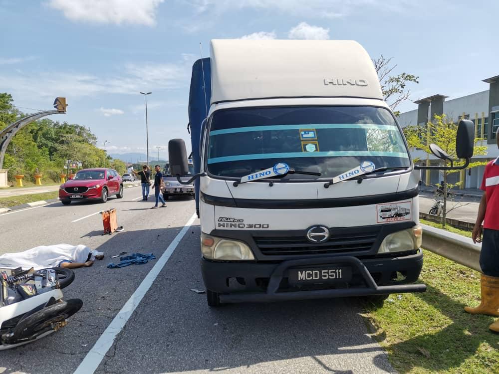 Lelaki maut motosikal rempuh lori rosak Lelaki maut motosikal rempuh lori rosak