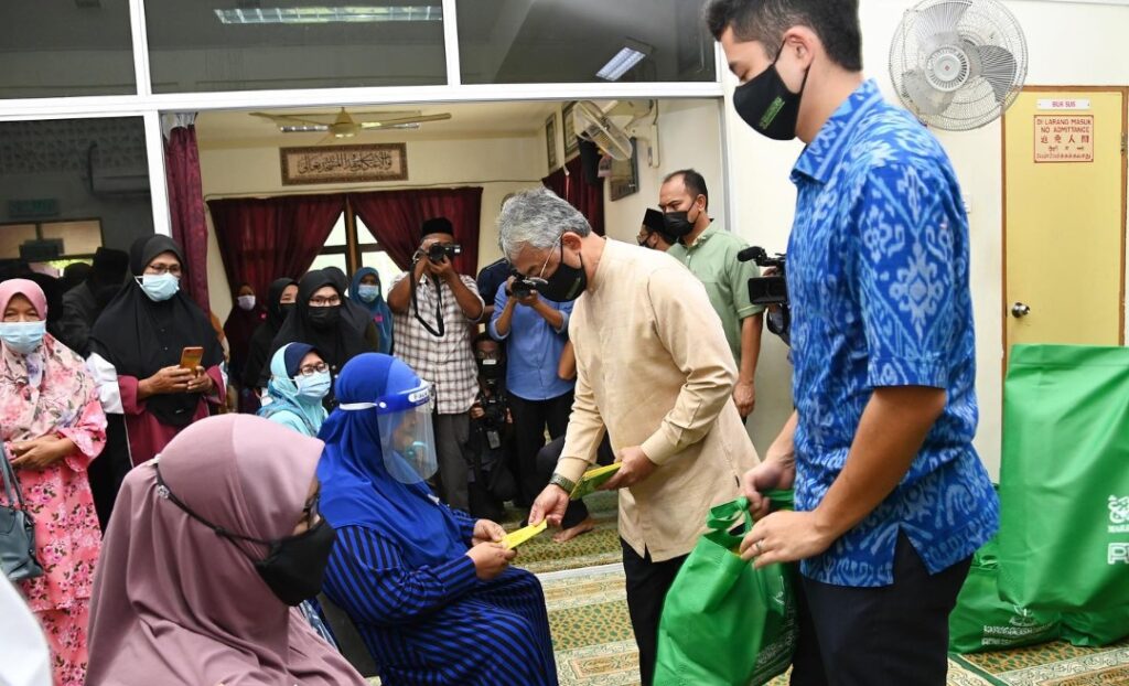 52 individu terima sumbangan dari Agong 52 individu terima sumbangan dari Agong