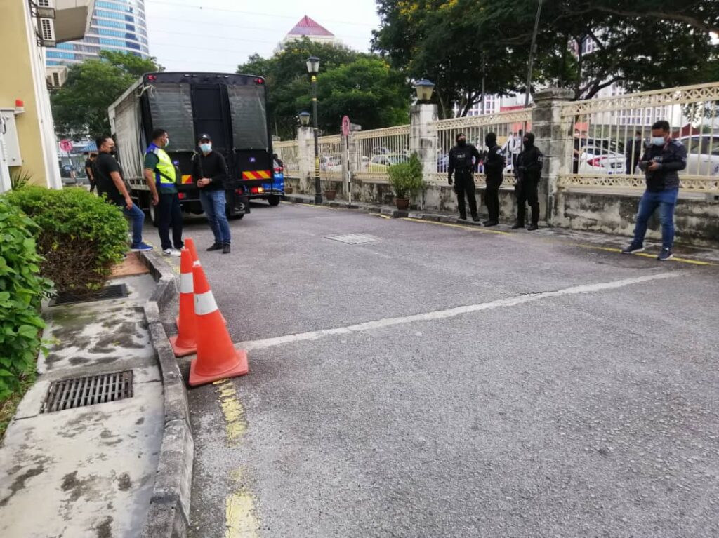 Laluan keluar masuk kompleks mahkamah dikawal Laluan keluar masuk kompleks mahkamah dikawal