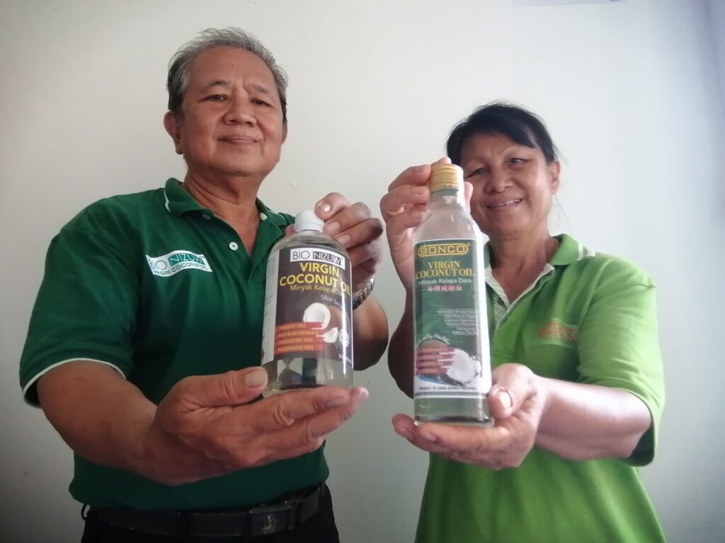 Dahulu pekebun, kini Jalimah aktif menjual minyak kelapa dara di Kudat Dahulu pekebun, kini Jalimah aktif menjual minyak kelapa dara di Kudat