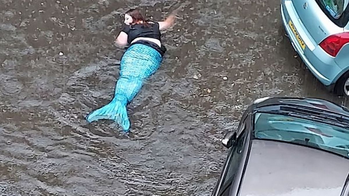 ‘Ikan duyung’ berenang di dalam air banjir