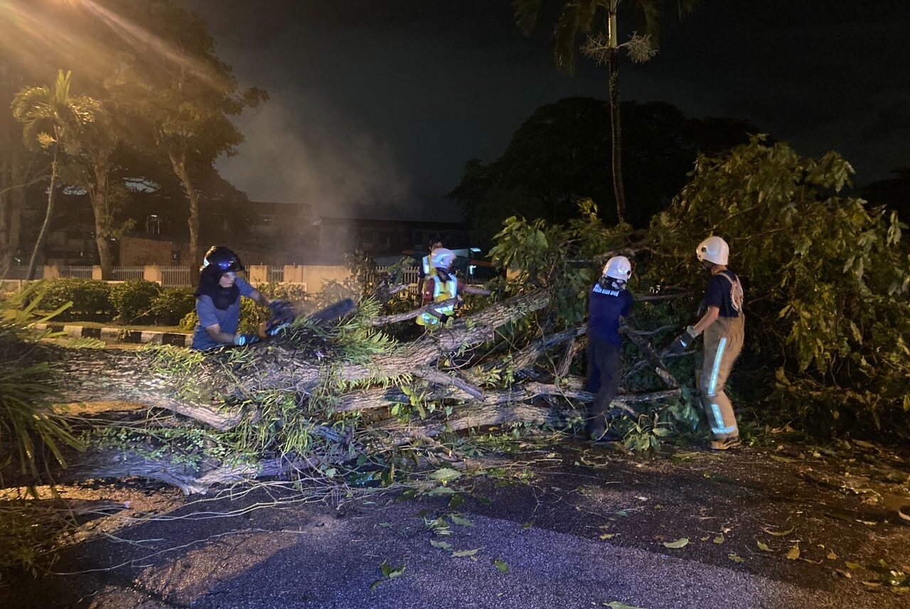 Ipoh ribut di Puluhan rumah