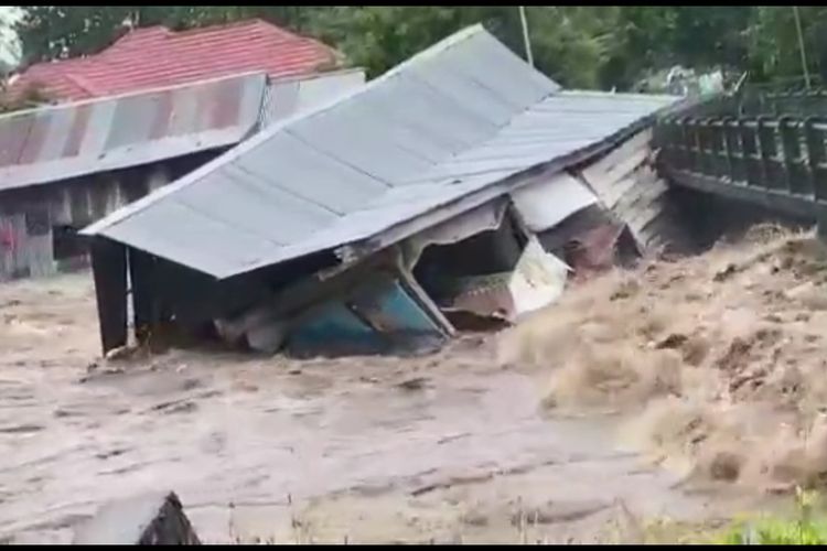 La vidéo contagieuse montre la maison emportée par l’inondation