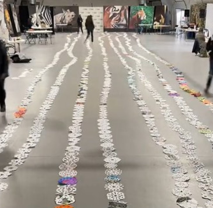 Des enfants canadiens ont créé le plus long record de flocons de neige en papier