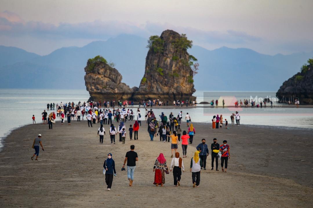 Pengunjung teruja nikmati fenomena air surut penuh di Pantai Tanjung ...