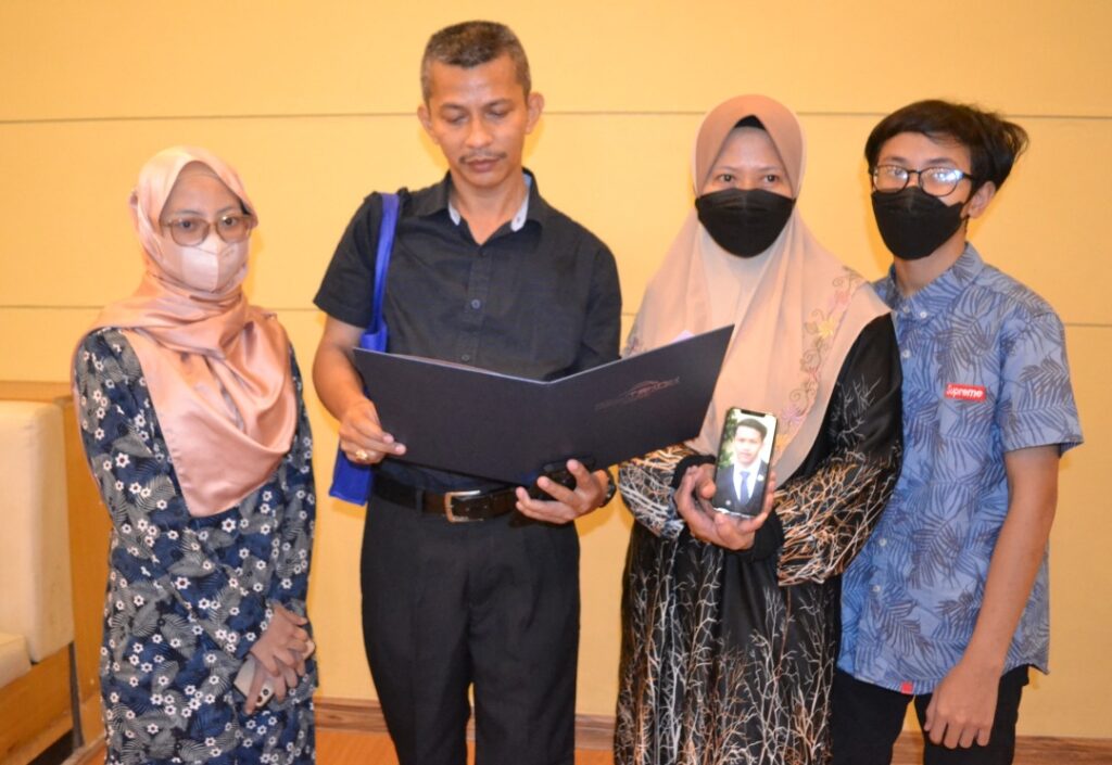 Ibu sebak terima diploma anak meninggal dunia akibat kemalangan - Kosmo ...