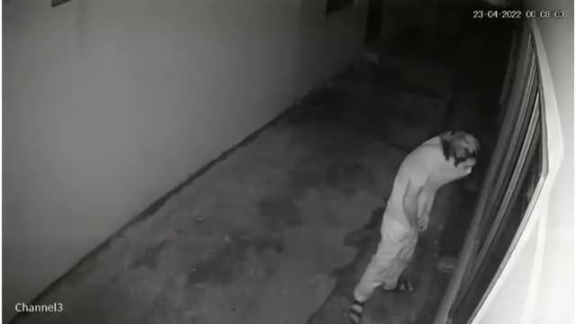 (VIDEO) Lelaki Diburu Buat Aksi 'Tak Senonoh' Belakang Rumah Wanita