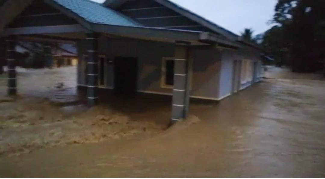 [video] 140 houses at janda baik damaged by flash floods caused by heavy rain | weirdkaya