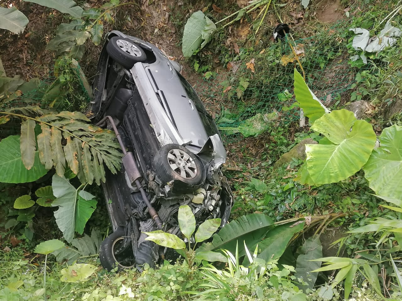 [VIDEO]Lima lelaki terselamat kereta jatuh gaung di Titi Kerawang