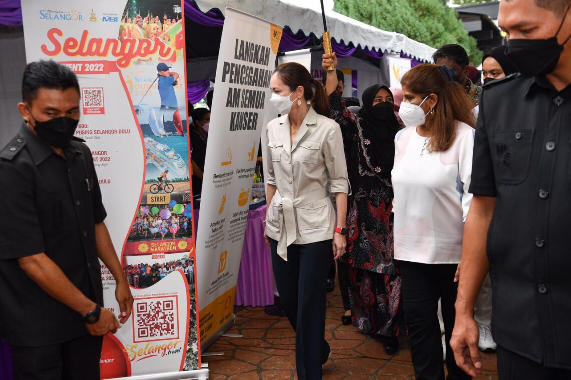 tuanku-zara-salim-berkenan-rasmi-klinik-kesihatan-bergerak-purple-truck
