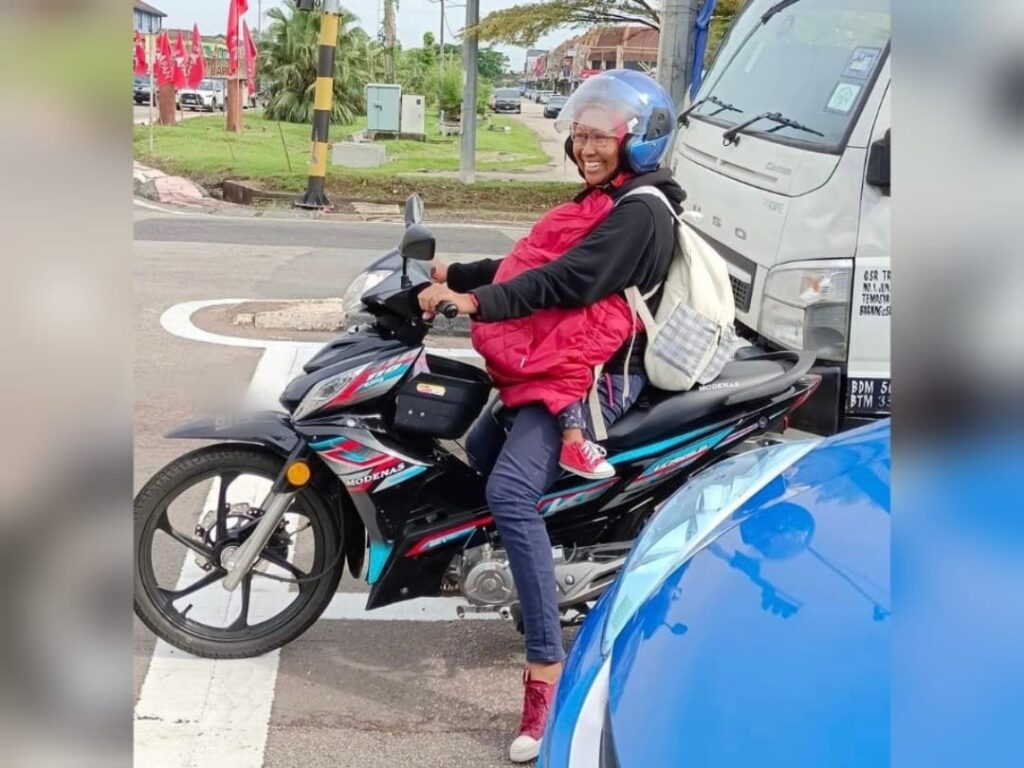 Naik ‘kapcai’ bawa anak balik kampung 3 Naik ‘kapcai’ bawa anak balik kampung 2