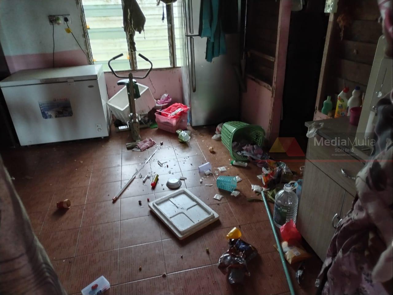 kera masuk rumah