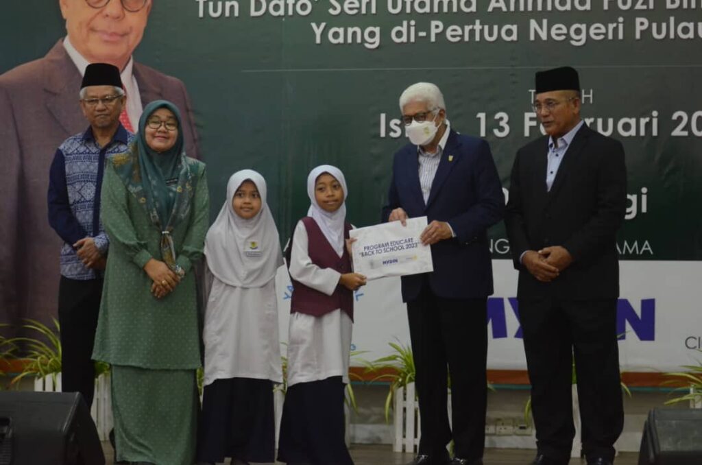 1,000 pelajar di P. Pinang menerima sumbangan TYT 2 WhatsApp Image 2023 02 13 at 2.07.11 PM