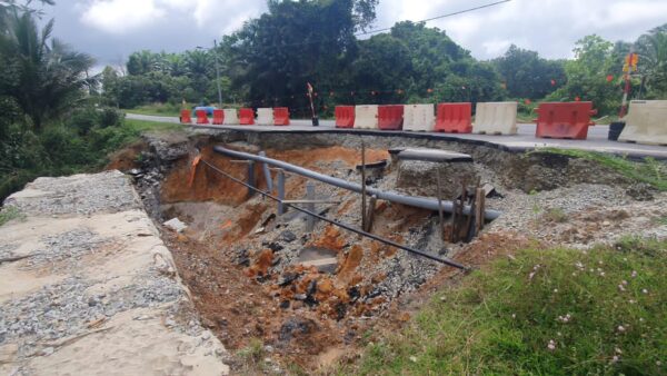 'Jalan rosak dah sebulan, tunggu ragut nyawa’ - Kosmo Digital