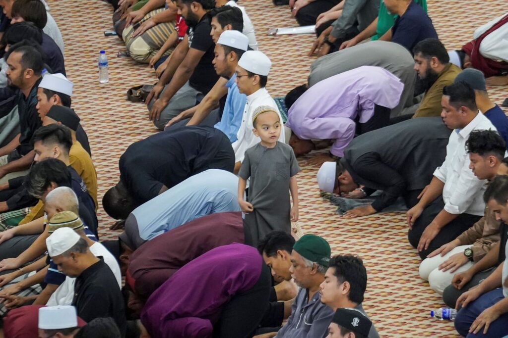 Biadab halau kanak-kanak datang awal dari saf hadapan – UAI