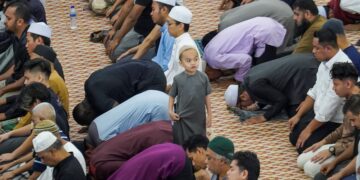 Solat tarawih gaya P. Ramlee