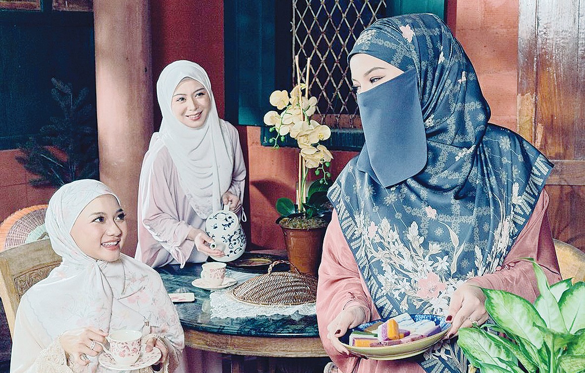 Busana tema kemelayuan rai Syawal