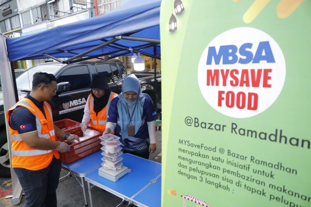 Siswa UiTM bantu edar makanan tidak terjual