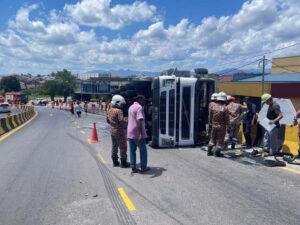 Lori tangki terbalik, minyak sawit mengalir ke dalam Sungai Labis 2