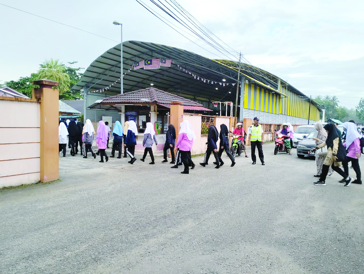 Cuaca panas: Pelajar lebih selesa pakai baju sukan