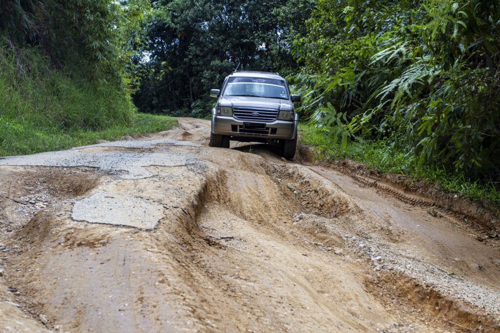 Beranak tengah hutan akibat terhentak jalan tak rata - Kosmo Digital