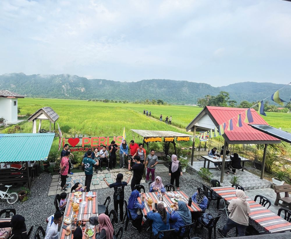 Nikmati sarapan tradisi di tepi sawah - Kosmo Digital