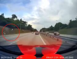 Kereta gagal ‘mencilok’ terbabas, pemandu Honda tercampak keluar