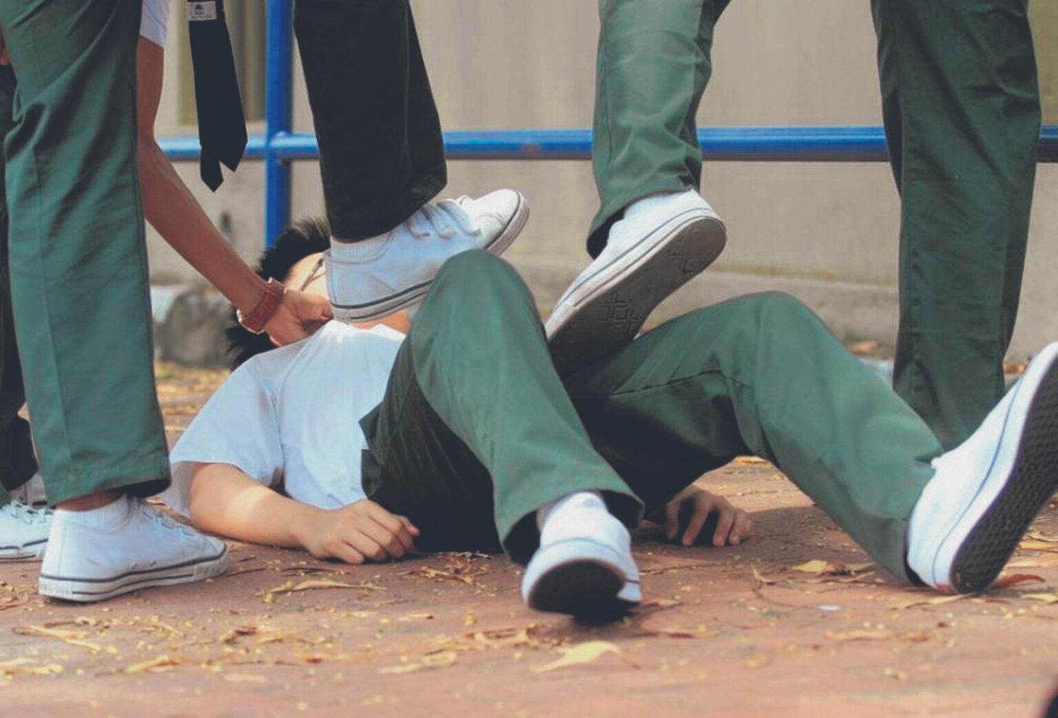 гопники субкультура. Bully девушки. агрессия на самого себя. Beating up patrick. Beating up.