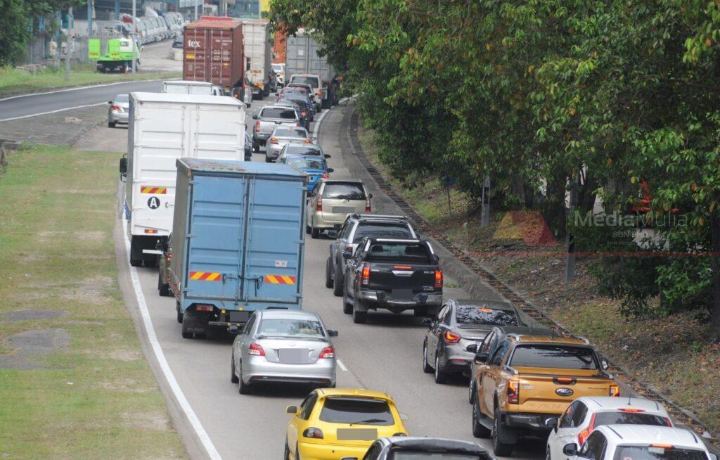 ‘Jangan mengejutkan lori dengan brek mengejut’