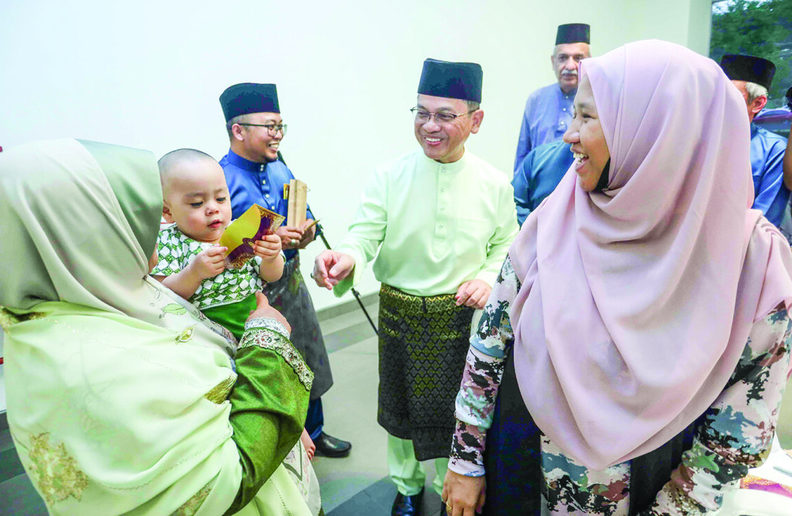 Bagi duit raya sukarela bukan perkara wajib - Kosmo Digital