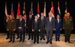 Lloyd belakang tiga dari kiri bersama Mohamed Khaled depan dua dari kiri serta Menteri Pertahanan dan wakil delegasi Asia Tenggara selepas mesyuarat sempena Dialog Shangri La 2024 hari ini.