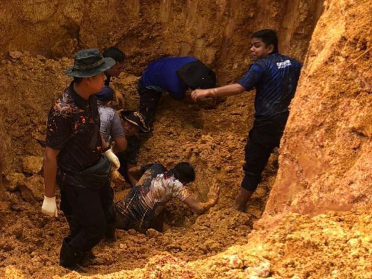 Runtuhan akibat hujan lebat punca dua polis pemusnah bom cedera parah