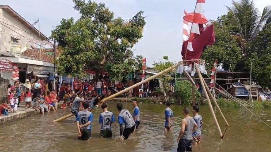 Pemenang panjat batang licin dapat hadiah \’janda muda\’