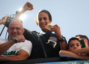 Petinju kontroversi diberi sambutan meriah