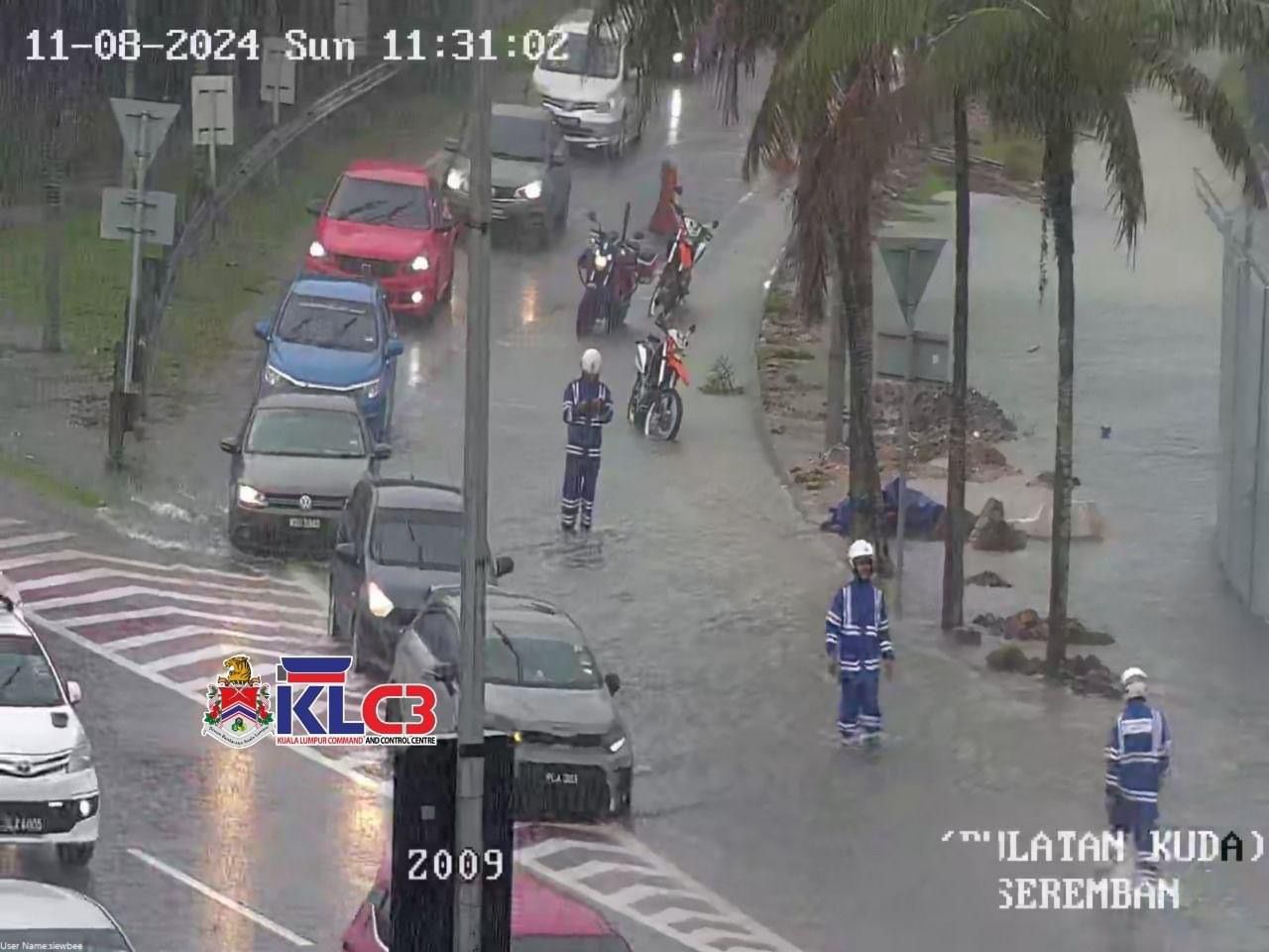 Trafik sesak, air naik di Lebuh Raya KL-Seremban