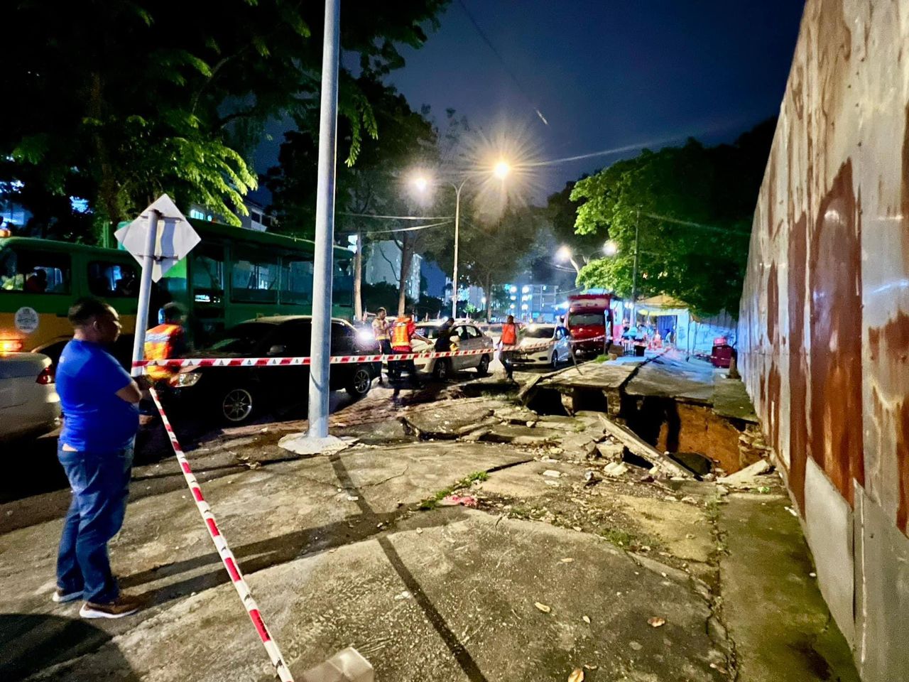 Longkang runtuh di Kampung Kerinchi sebabkan lubang besar