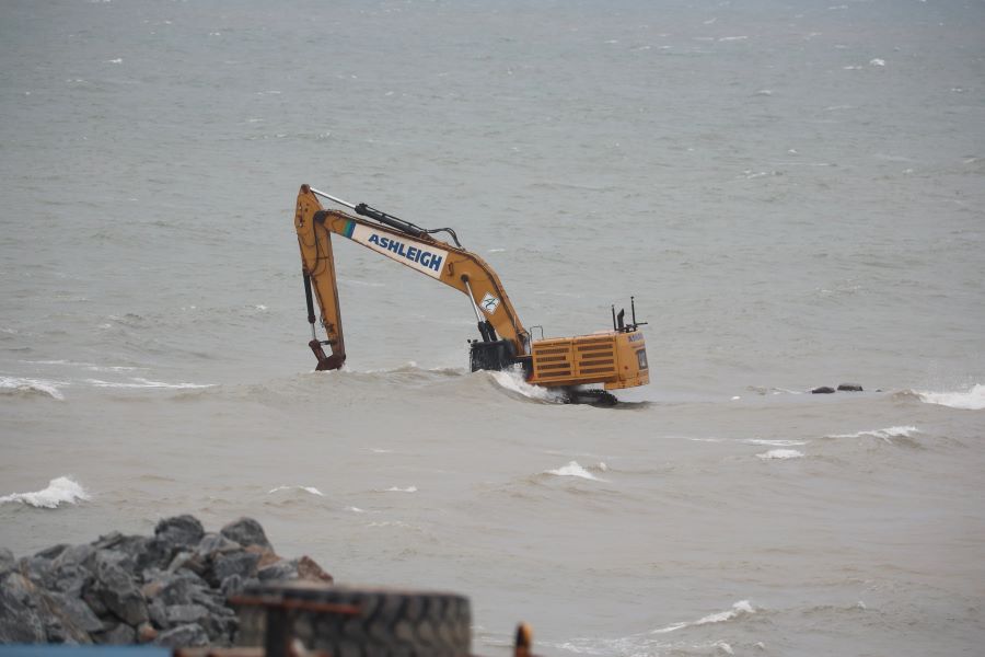 Jengkaut kena hanyut air laut